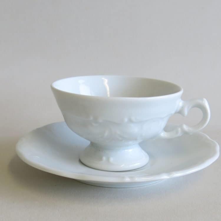 Espressotasse mit Unterteller mit verspielten Relief aus weißem Porzellan