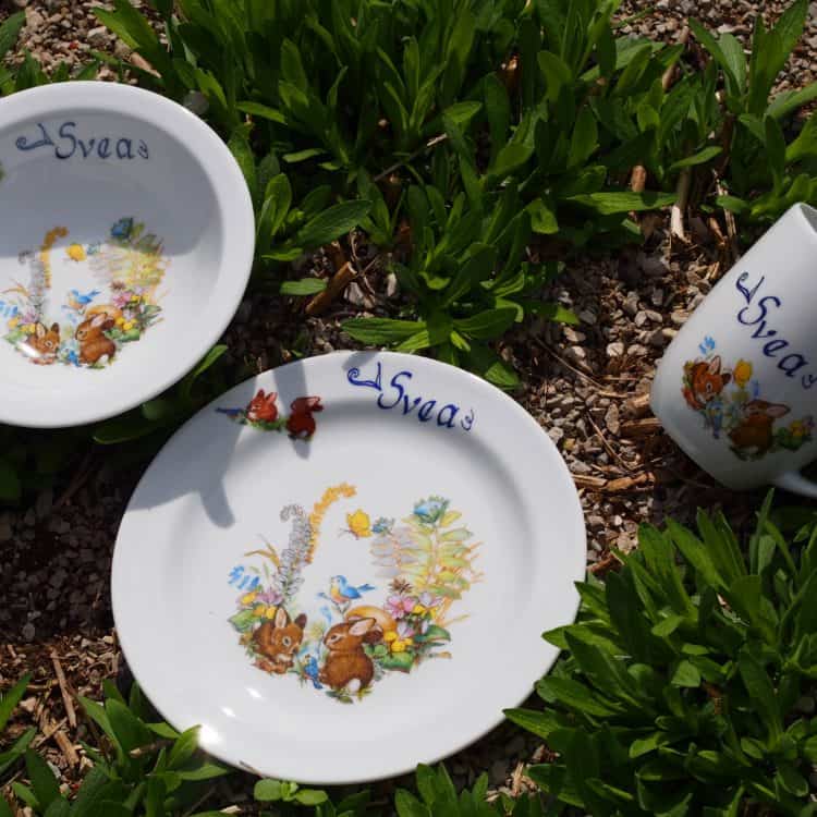 Kindergeschirr Porzellan Set Becher Daria, Teller und Müslischüssel mit Kaninchenbabies im Wald