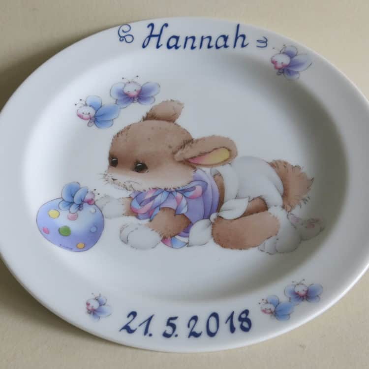Kindergeschirr Porzellan Teller 19 cm mit Kaninchen mit blauem Ball und mit Namen personalisiert