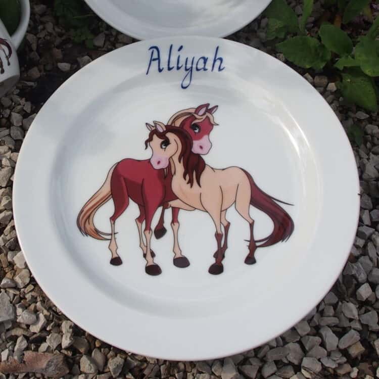 Teller aus Porzellan mit Namen und verspielten Pferdchen