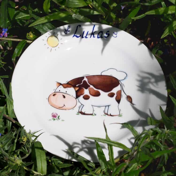 Frühstücksteller 19 cm aus weißem Porzellan mit Kuh und Name