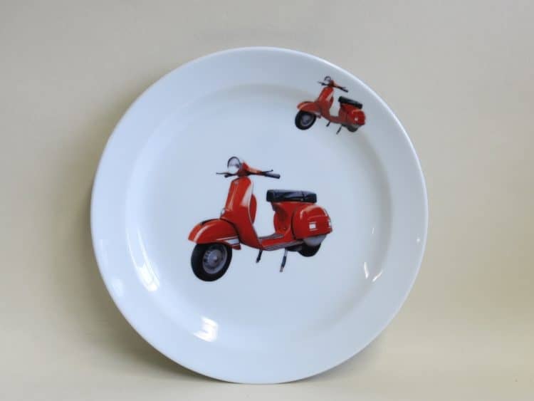 Essteller 24 cm aus Porzellan mit roterVespa