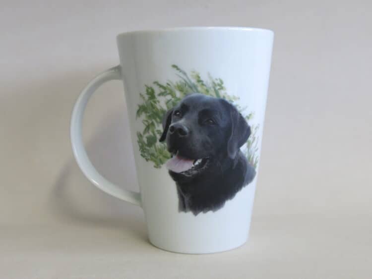 Becher Mona 350 ml mit Hundeportrait schwarzer Labrador.