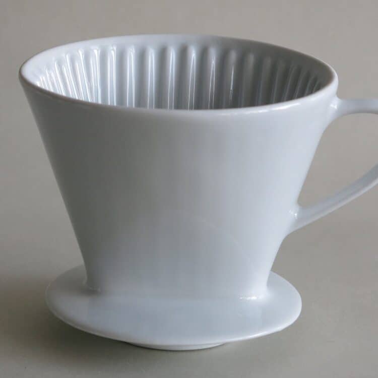 Kaffeefilter Melitta 102 aus weißem Porzellan drei Löcher