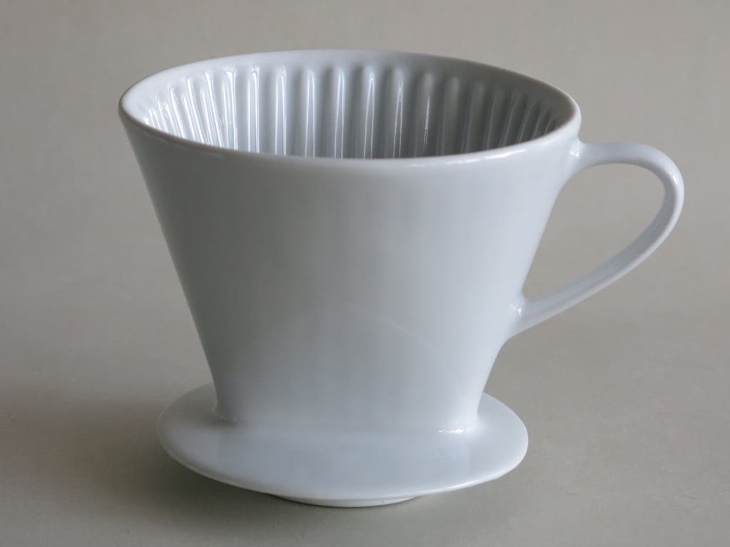Kaffeefilter Butler 104 aus weißem Porzellan drei Löcher