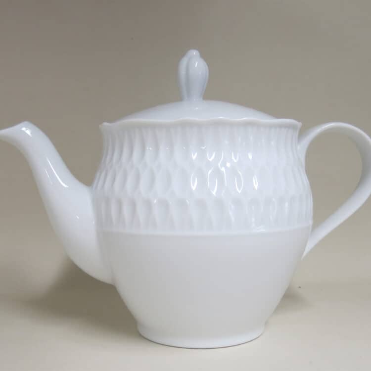 Teekanne Sofia aus weißem Porzellan 1,1l Retrolook
