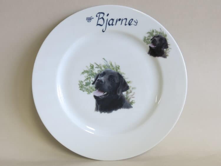 Teller Opty 21,5 cm mit Hundeportrait schwarzer Labrador und Namen personalisiert.