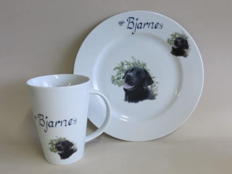 Teller Opty 21,5 cm und Becher Mona 350 ml mit Hundeportrait schwarzer Labrador und mit Namen personalisiert.