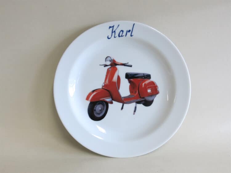 Kindergeschirr Porzellan flacher Teller 19cm mit roter Vespa und Namen