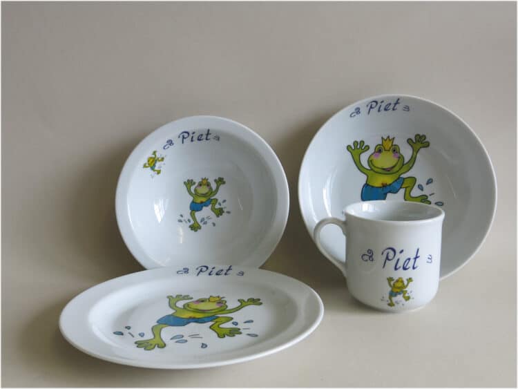 Kindergeschirr Porzellan Set, kleiner Becher 230ml,Müslischüssel 16cm, tiefe Schale 18cm und flacher Teller 19cm mit Froschkönig und Namen