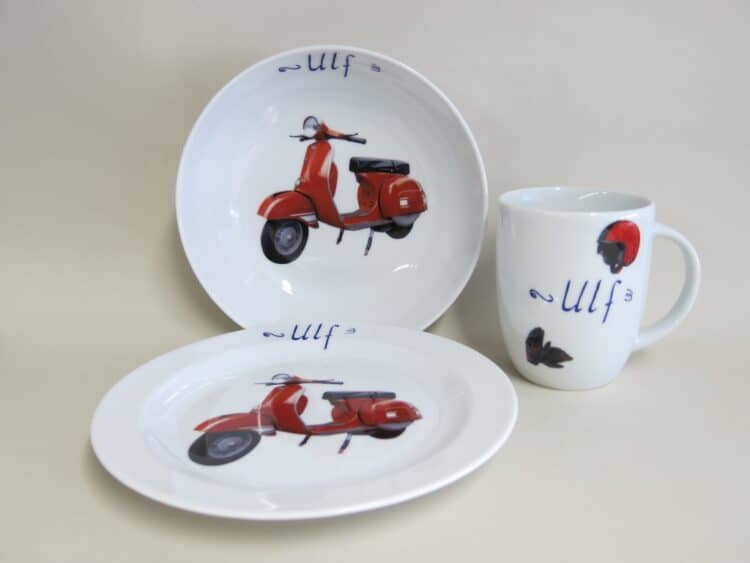 Kindergeschirr Porzellan Set mit rundlichen Becher 260ml, tiefe Schale 18cm und flacher Teller 19cm mit roter Vespa und Namen