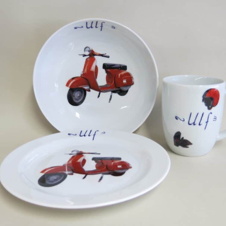 Kindergeschirr Porzellan Set mit rundlichen Becher 260ml, tiefe Schale 18cm und flacher Teller 19cm mit roter Vespa und Namen