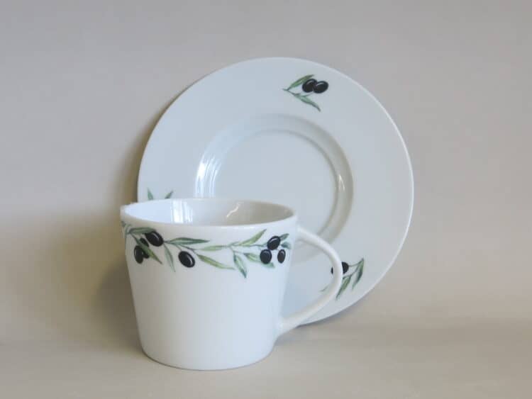 Tasse Clio mit Olivenband und Unterteller Clio mit 3 Olivenbits