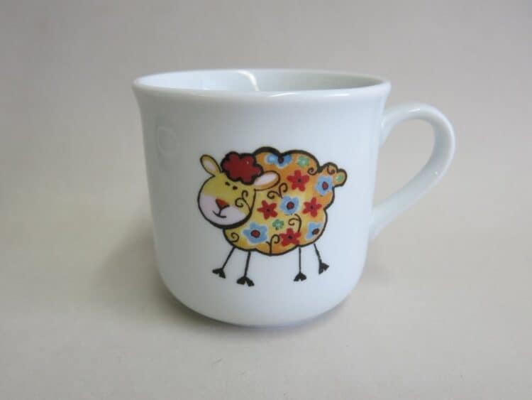 Kinderbecher 230 ml aus Porzellan mit dem bunten Schaf Blume