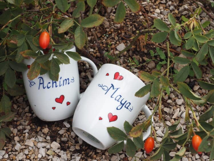 Namenstasse Porzellan rundlicher Becher Daria mit roten Herzchen und Namen