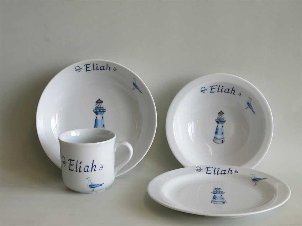 4-teiliges Geschirrset aus Porzellan für Kinder mit Schüsseln Becher und Teller mit blauem Leuchtturm und Namen personalisiert