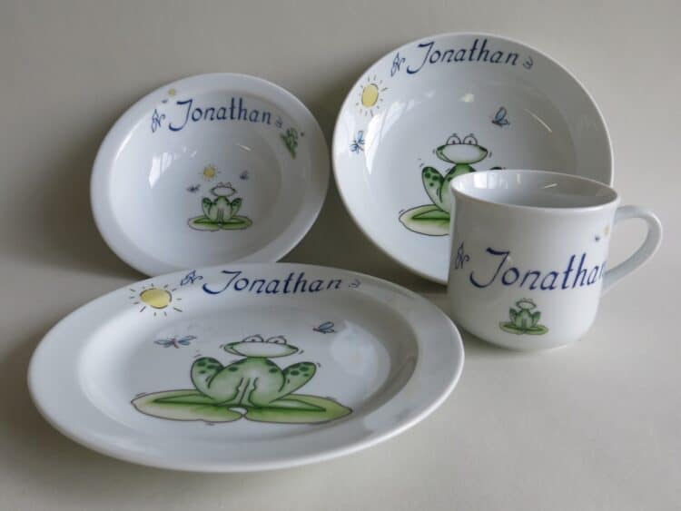 Set 4 teilig aus Porzellan mit Namen und Frosch mit Sonne personalisiert. Becher Teller Schale und Schüssel aus weißem Porzellan