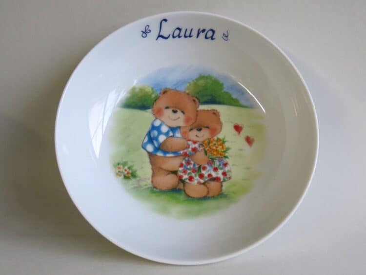 Weiße Porzellanschale 18 cm aus Porzellan mit zwei Bären auf dem Spaziergang und Name personalisiert