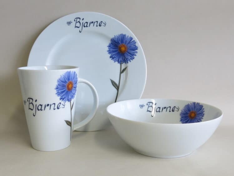 Dreiteiliges Frühstückgsgeschirr aus Porzellan mit Teller 21,5 cm Becher 350 ml und Schüssel 17 cm mit Blume blauer Aster und Namen personalisiert