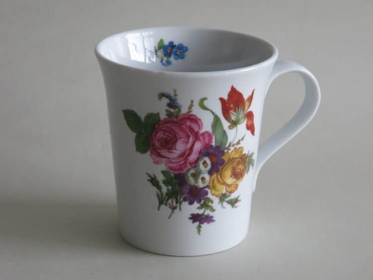 Frühstücksgeschirr Porzellan eleganter Becher Emma mit Blumenbukett 569 rote Rose und orangene Tulpe