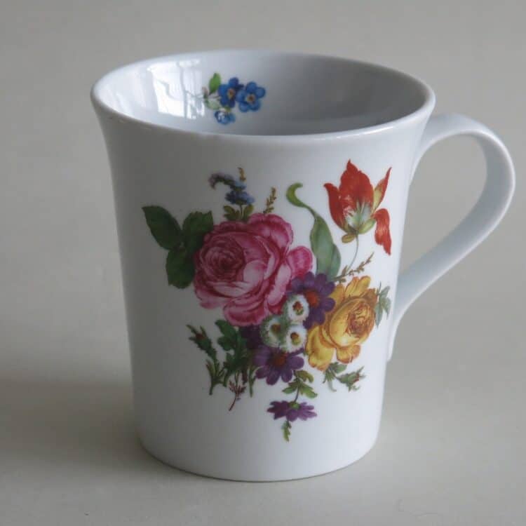 Frühstücksgeschirr Porzellan eleganter Becher Emma mit Blumenbukett 569 rote Rose und orangene Tulpe