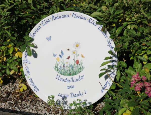 Porzellan im Hinterhof Kundenwunsch Tortenplatte Wiese mit Namen und Dankeschön