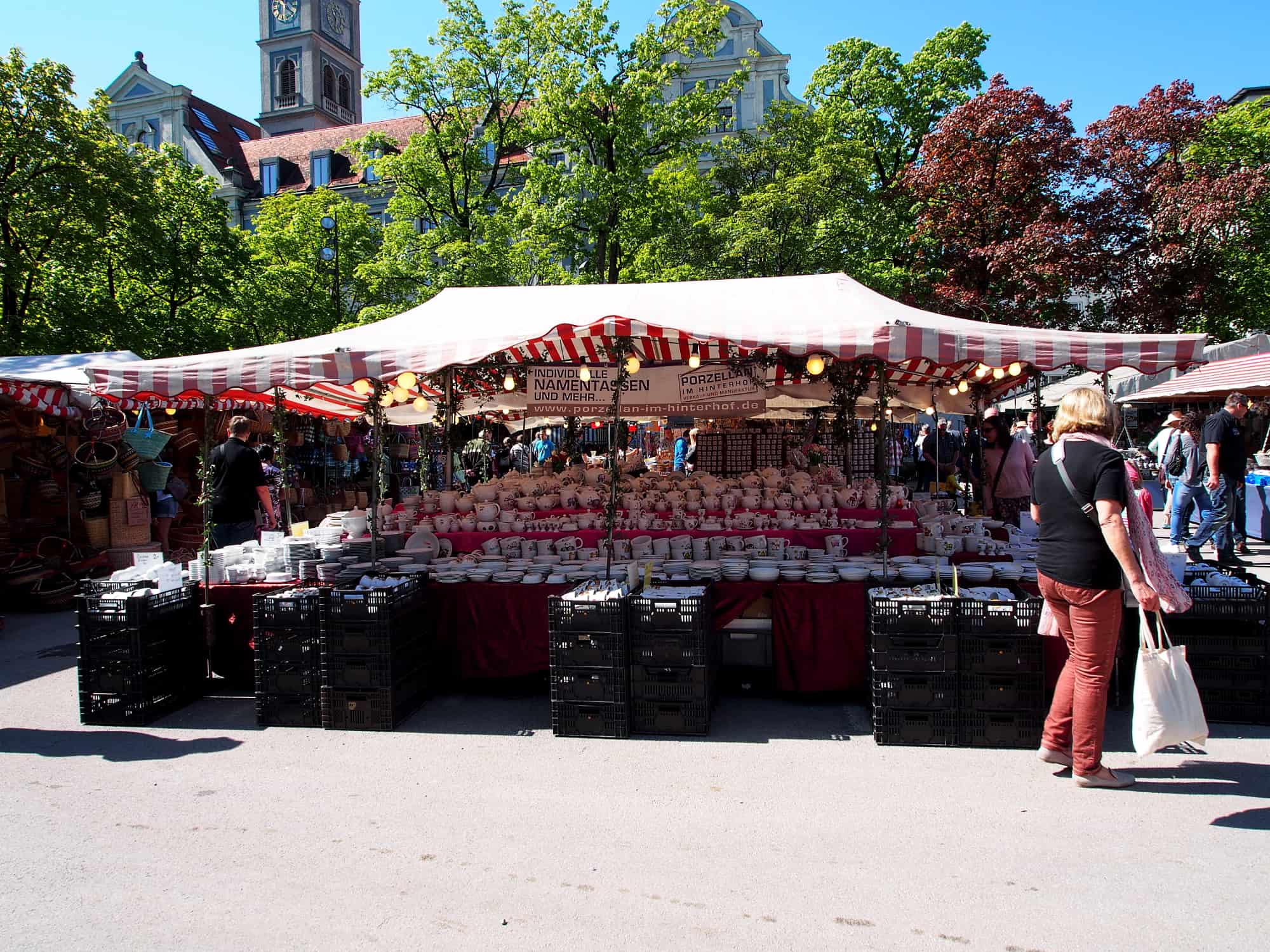 Porzellan im Hinterhof Porzellanstand Ackermann München Auer Dult