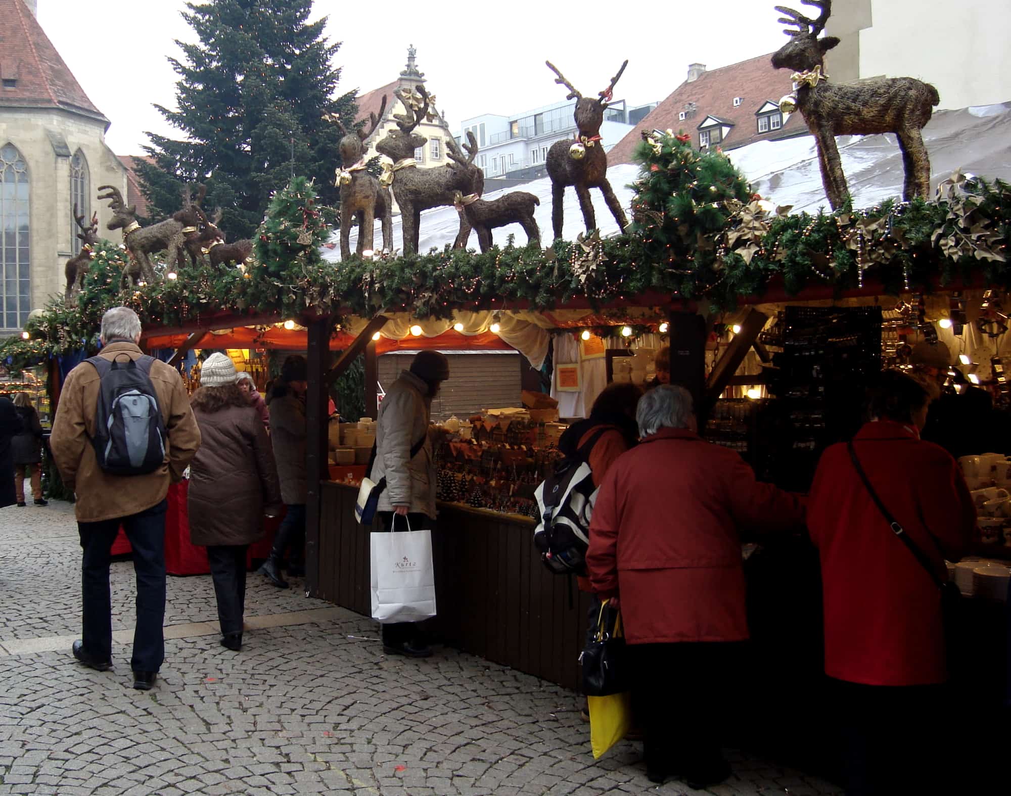 Porzellan im Hinterhof Porzellanstand Stuttgarter Weihnachtsmarkt