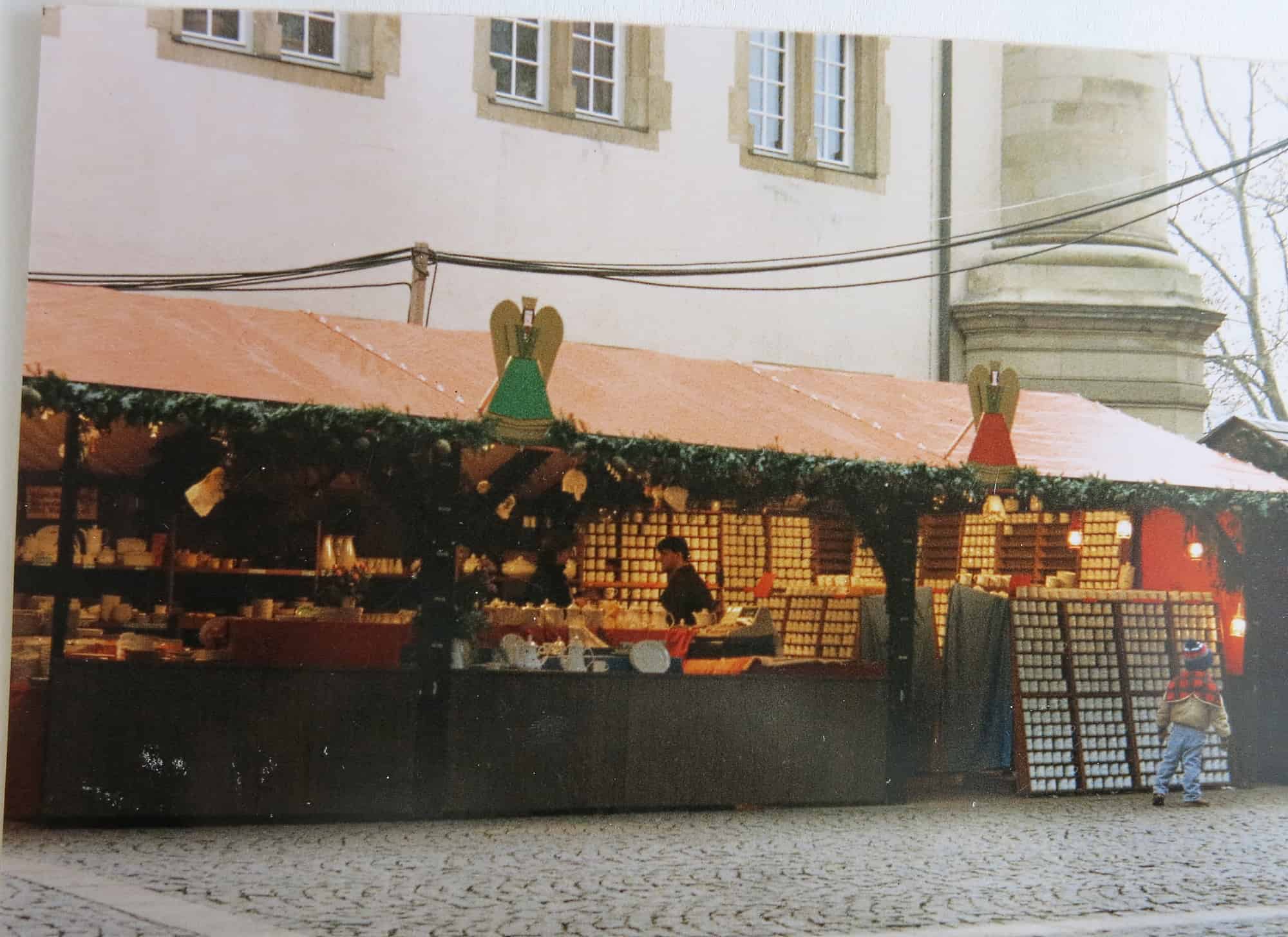 Porzellanstand AckermannStuttgarter Weihnachtsmarkt Stand an der Plani