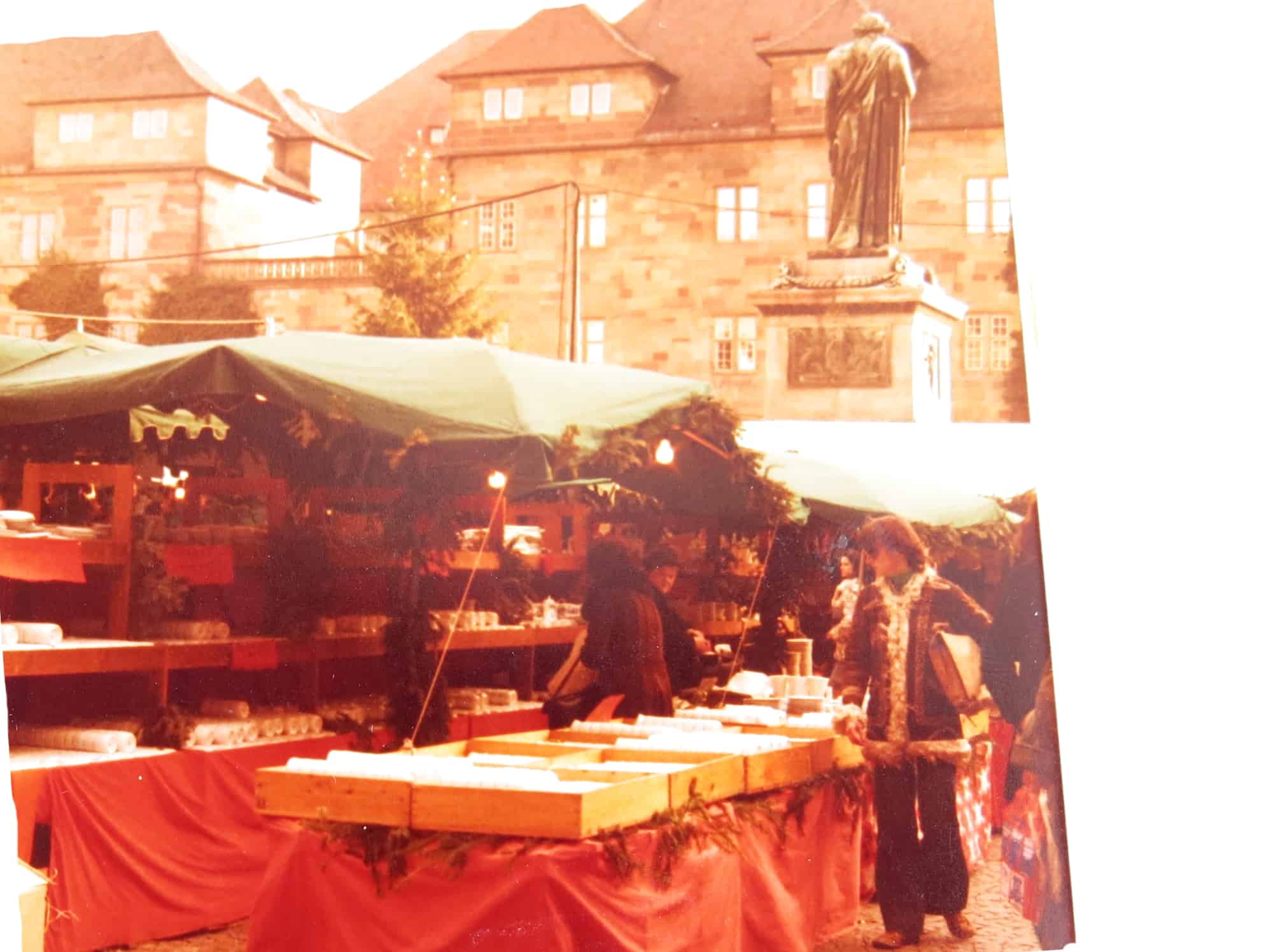 Porzellanstand Stuttgarter Weihnachtsmarkt Stand am Schillerplatz 70iger Jahre