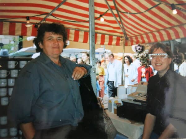 Porzellanstand in Nürnberg Hauptmarkt Ingrid und Andrea Ackermann 90iger Jahre
