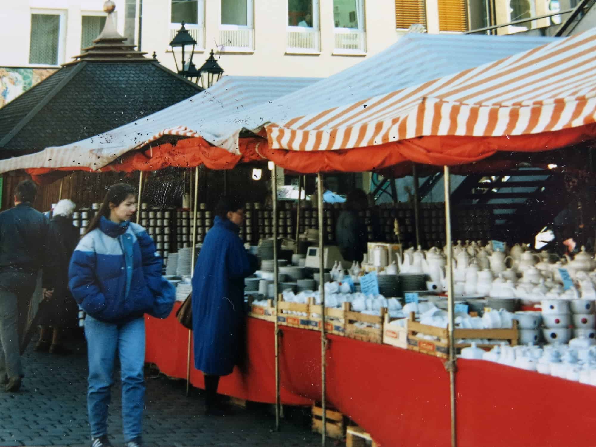 Porzellanstand in Nürnberg Hauptmarkt weißes Porzellan 80iger Jahre