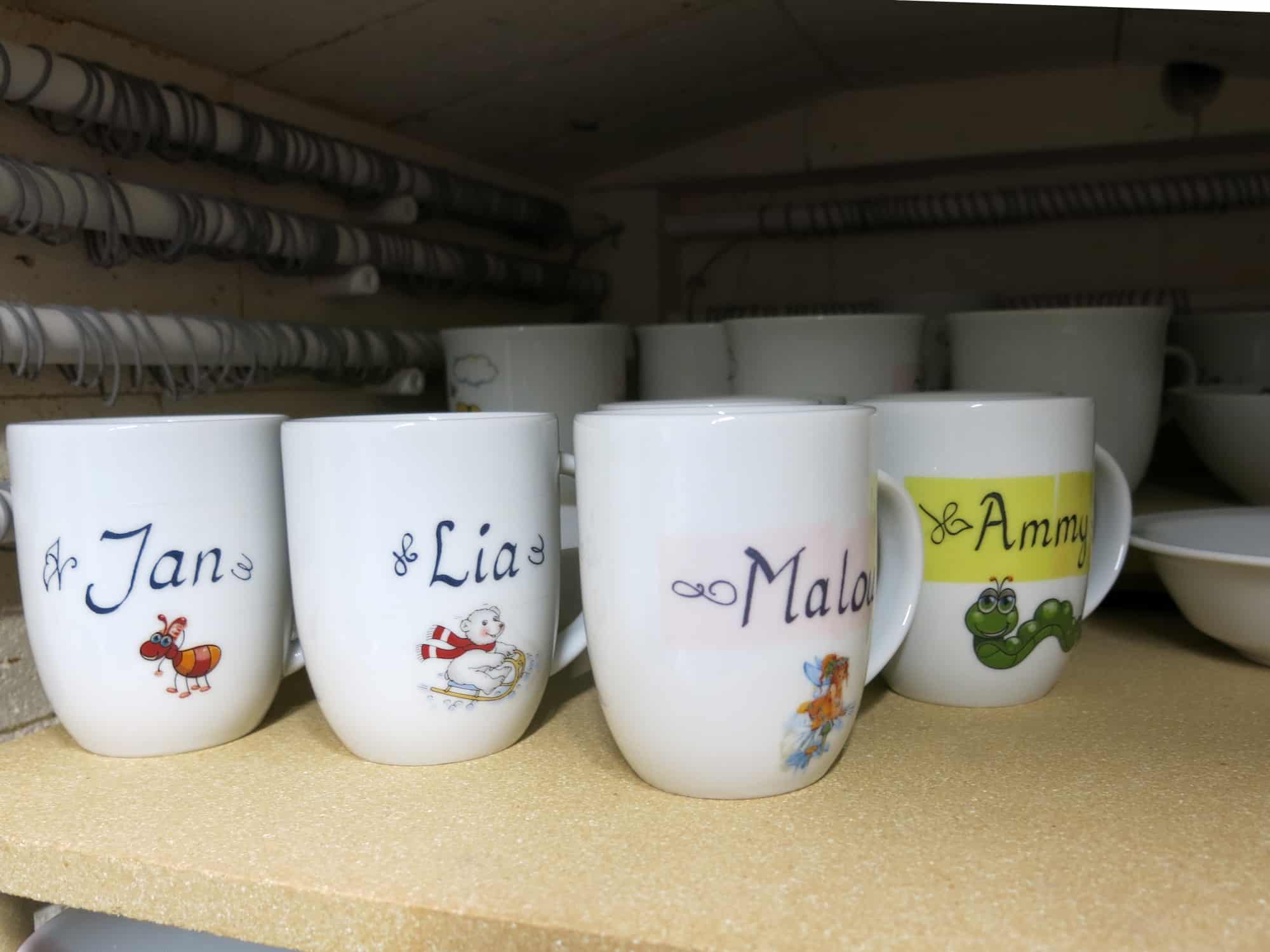 Werkstatt Porzellan im Hinterhof Ofen bestückt mit Namenstassen