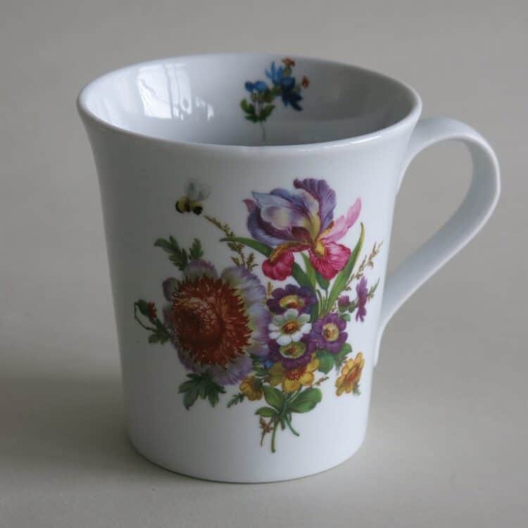 Frühstücksgeschirr Porzellan eleganter Becher Emma mit Blumenbukett 569 purpurner Iris