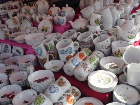 Über uns ~ Porzellan im Hinterhof