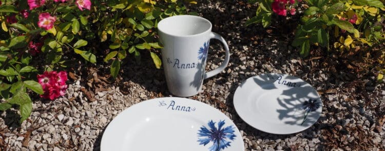 Frühstücksgeschirr mit Namen und Kornblume mit Becher Mona