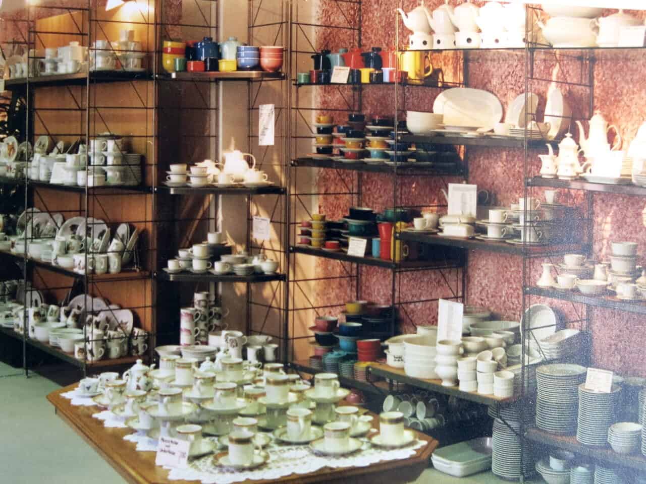 Unsere Märkte - von den 40iger Jahren bis heute ~ Porzellan im Hinterhof