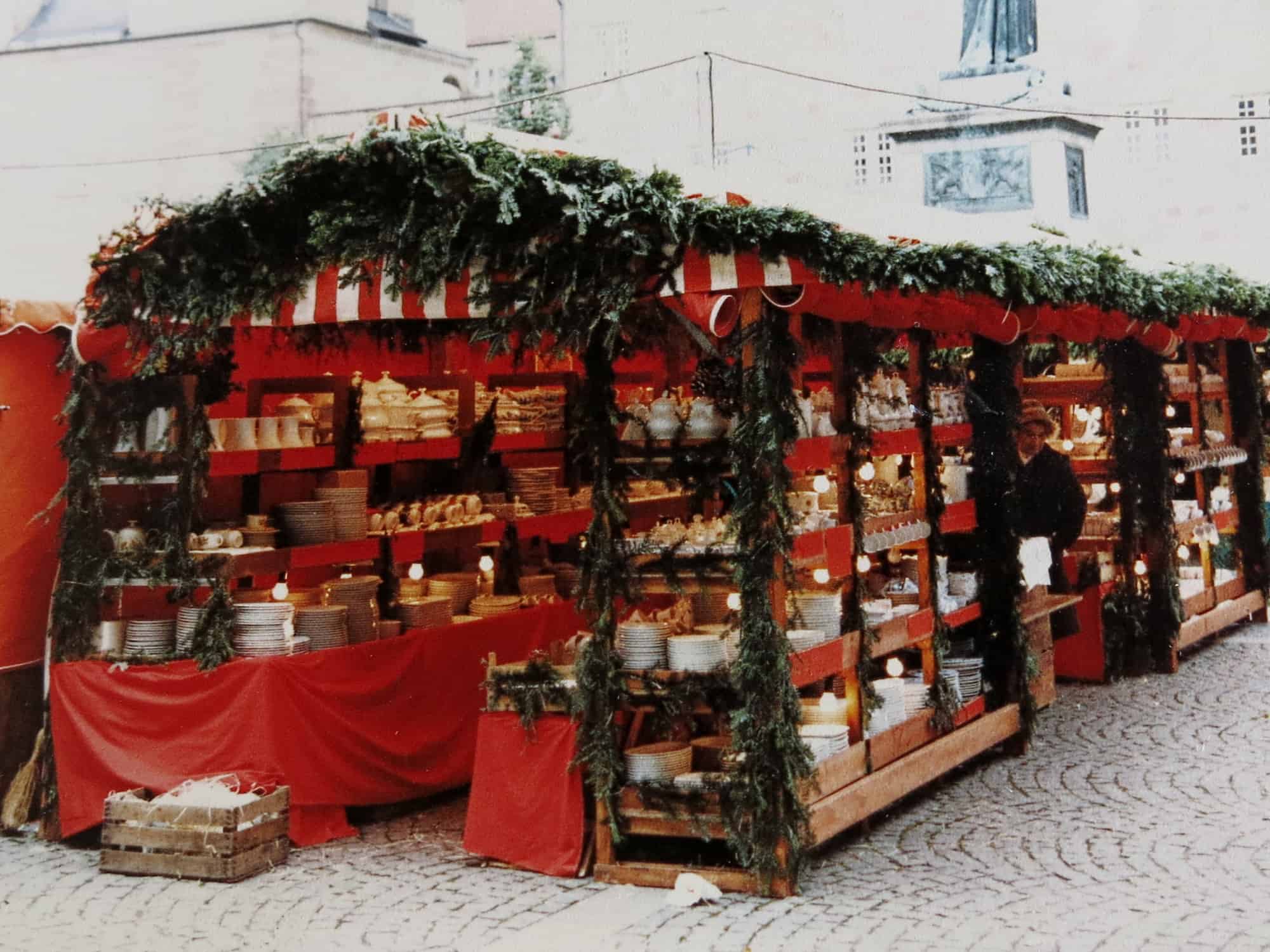 Porzellanstand Stuttgarter Weihnachtsmarkt Stand am Schillerplatz 70iger Jahre