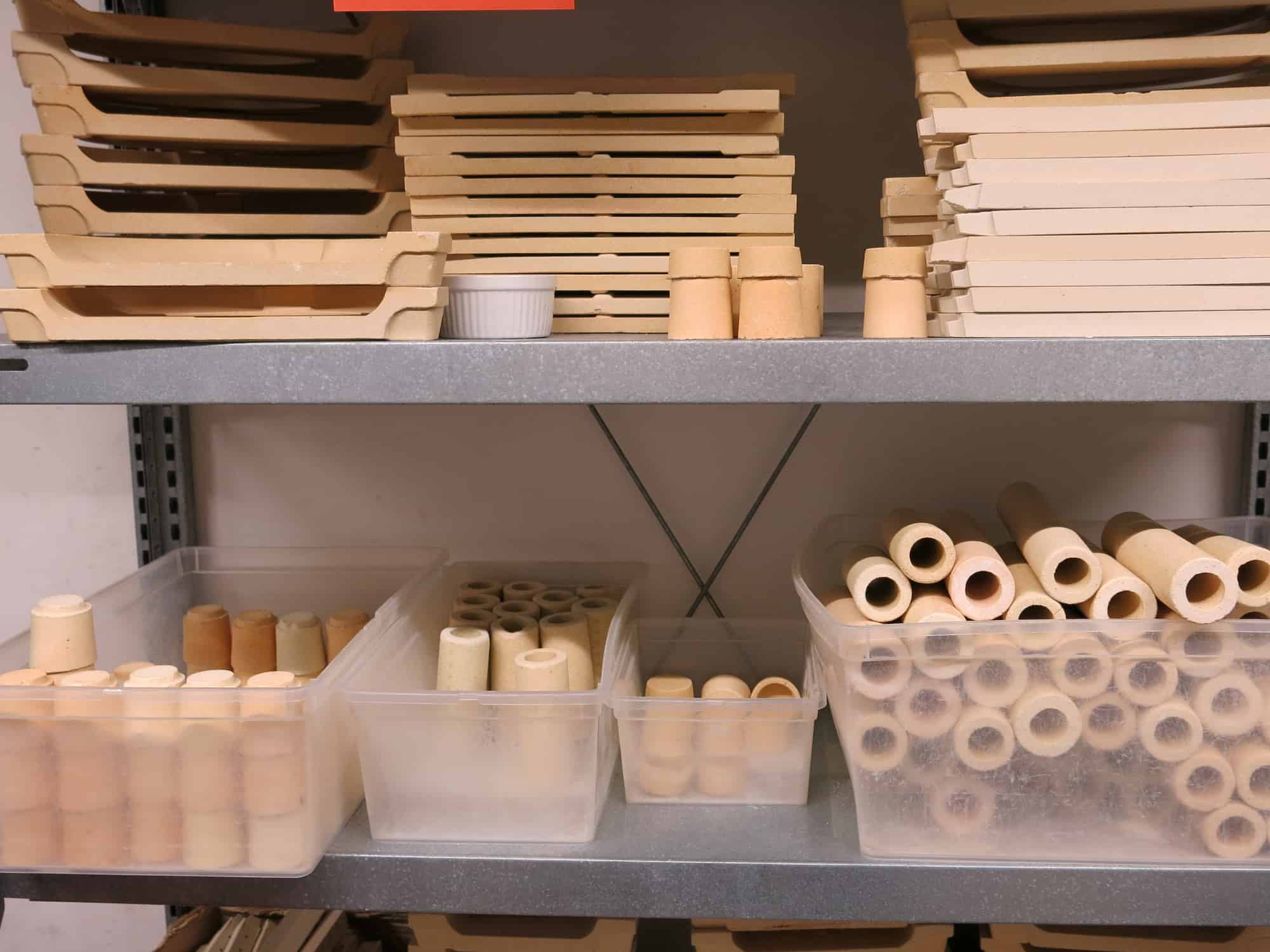 Werkstatt Porzellan im Hinterhof Schamottteile für die Ofenbeladung