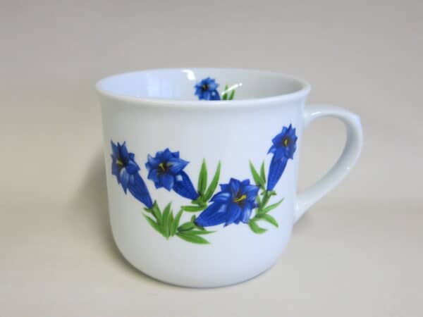 Nostalgische Porzellanbecher mit blauem Enzian in verschiedenen Größen