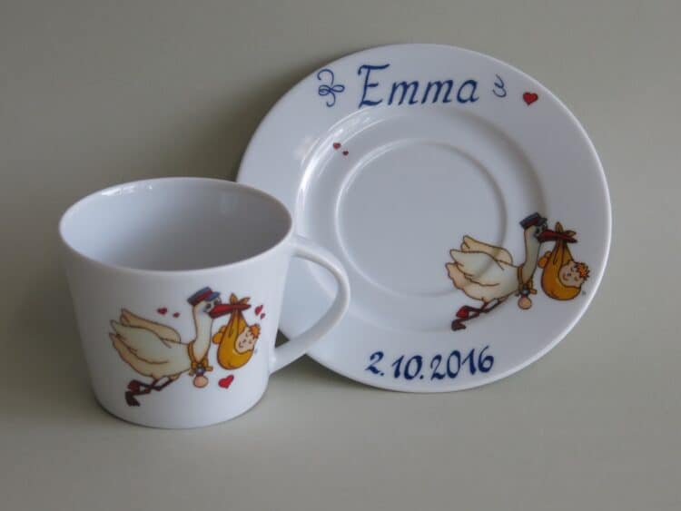 Storch mit Baby Name aus Tasse Clio und Unterteller mit Namen und Widmung