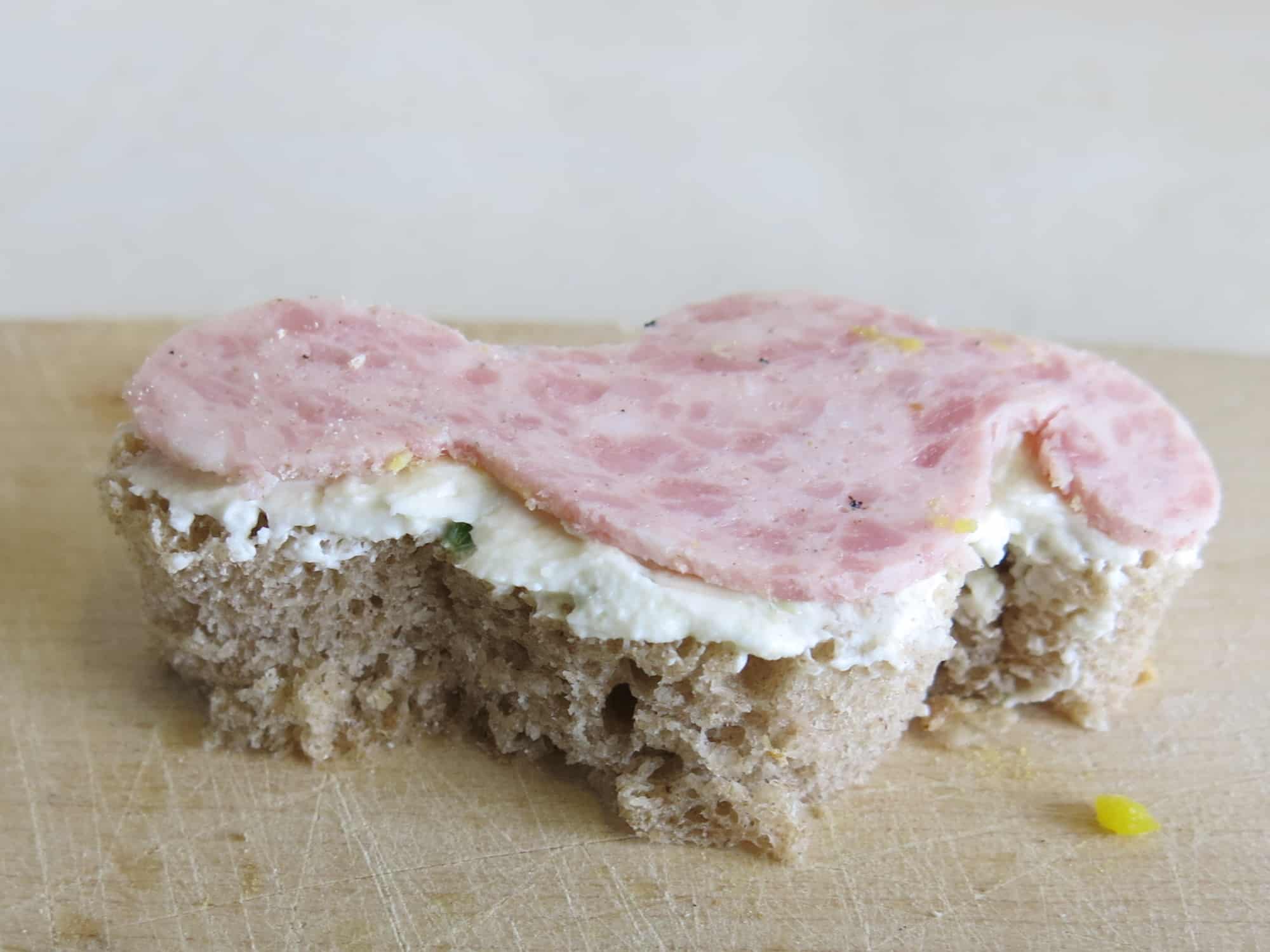 Häppchen mit Keksaustechern machen - Notenschlüsseln Brot , Wurst, Frischkäse