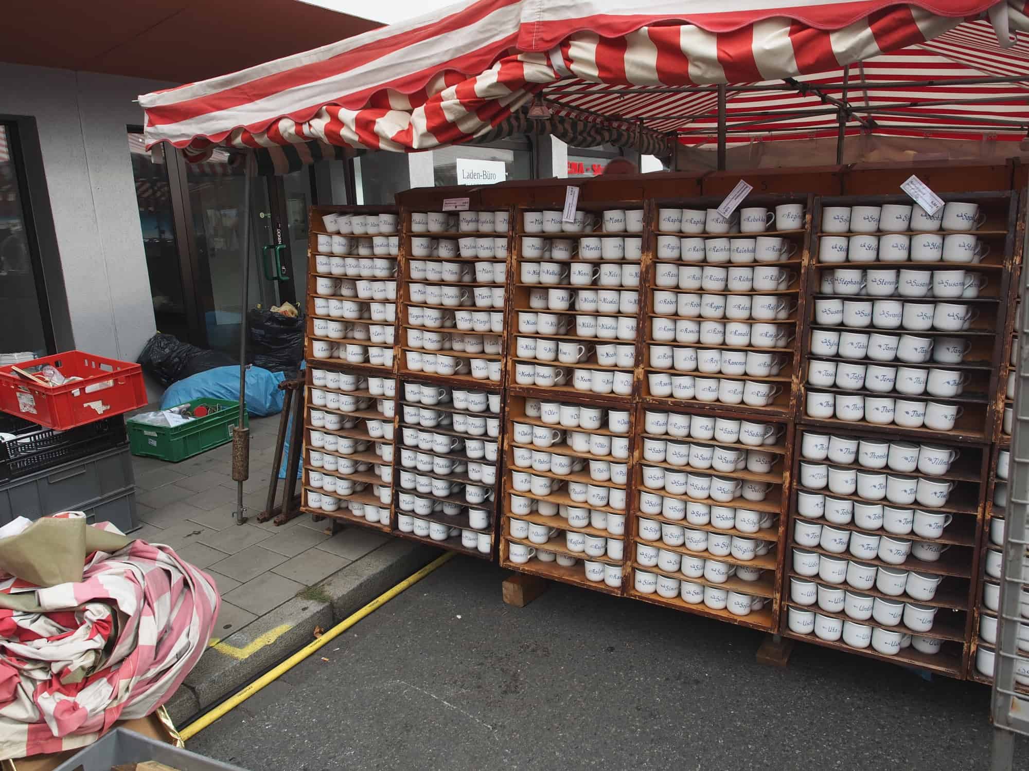 Aufbau auf der Fürther Kirchweih Namenstassen Display 