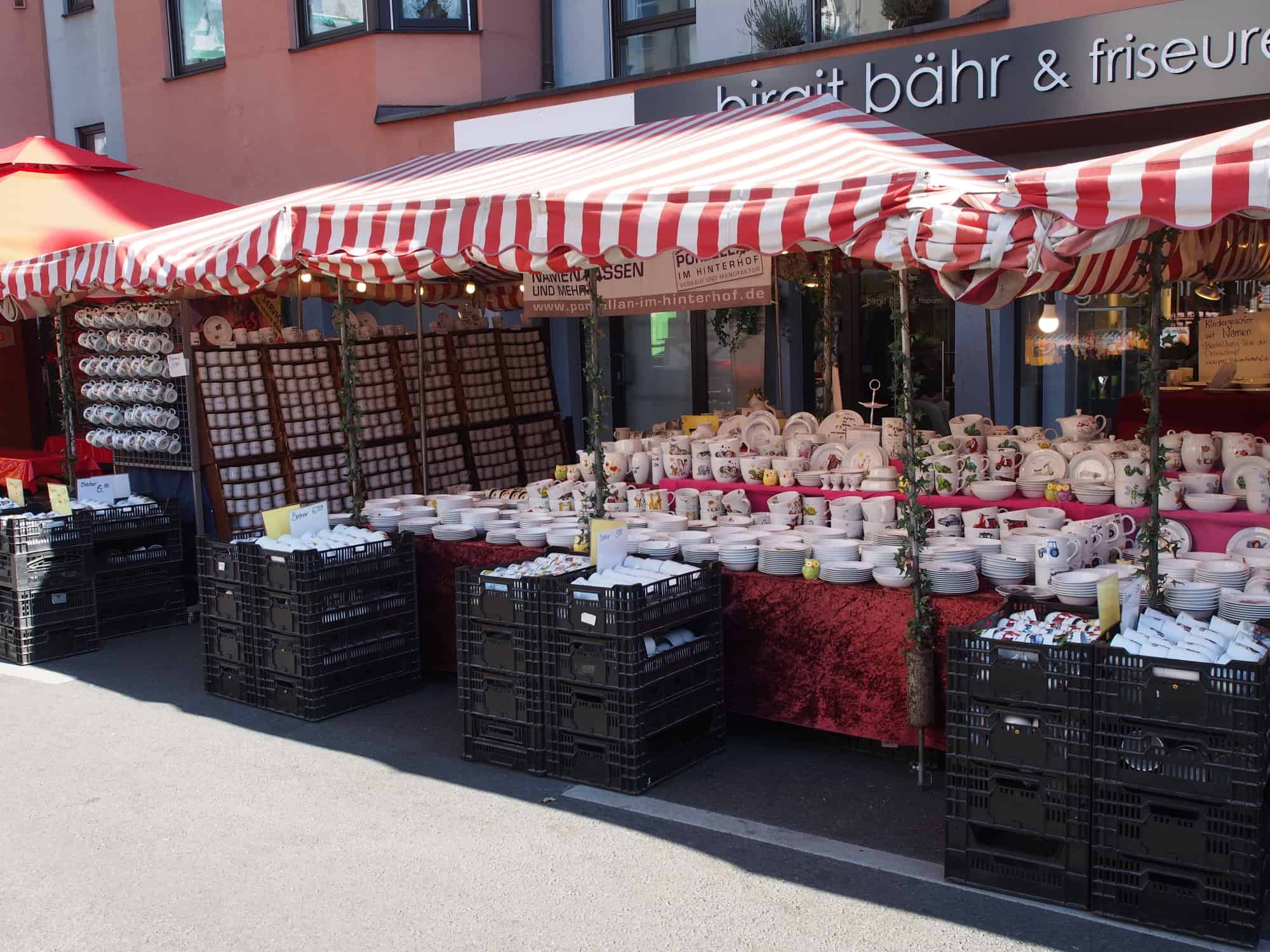 Porzellanstand Porzellan im Hinterhof Fürther Kirchweih 2017