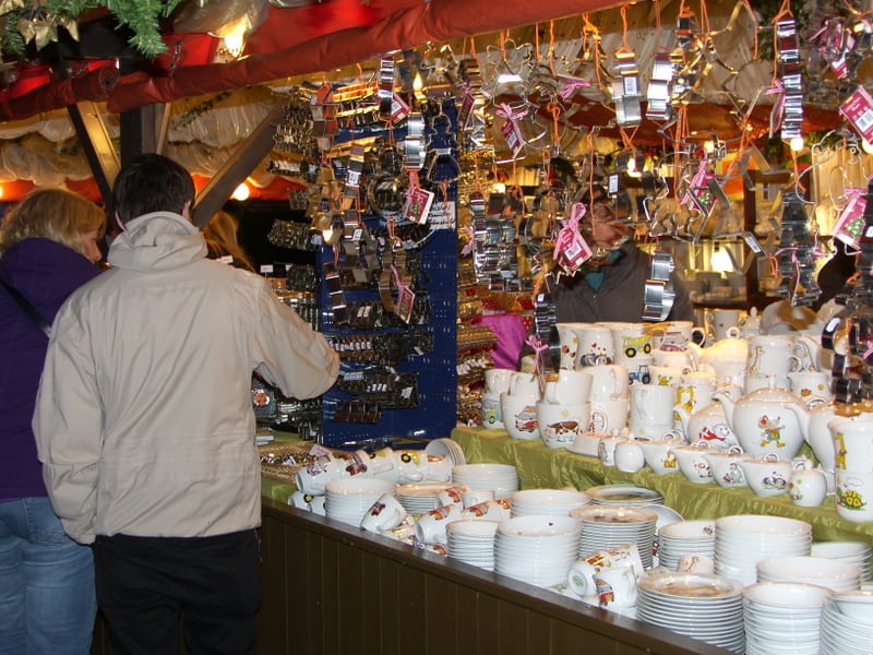 Kindergeschirr und Ausstecher für Plätzchen am Weihnachtsmarkt Stuttgart, Porzellan im Hinterhof