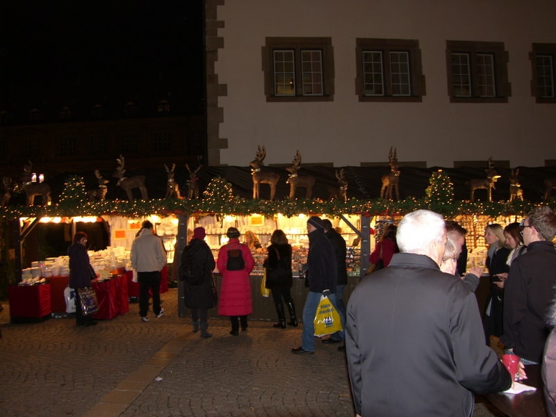 Porzellanstand Ackermann Stuttgarter Weihnachtsmarkt vom Eingang zum alten Schloss aus