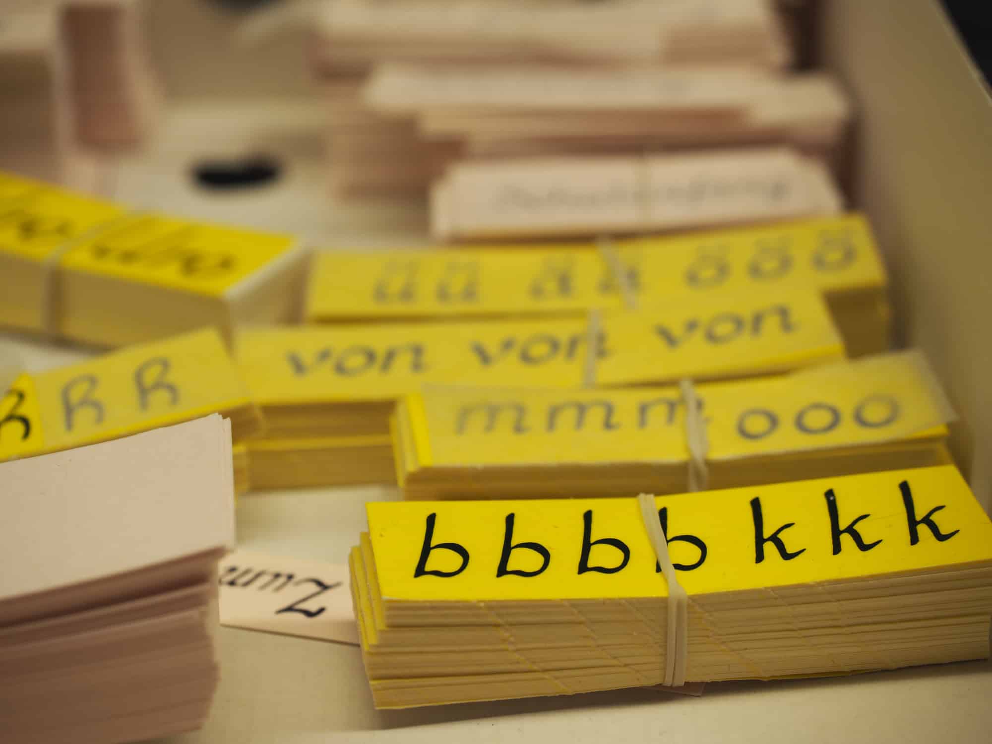 Buchstaben und Widmungen, unsere Siebdrucke für Namenstassen und Kindergeschirr