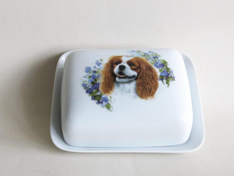 Porzellan Butterdose Kristof Cavalier King Charles, Blenheim, geschlossen