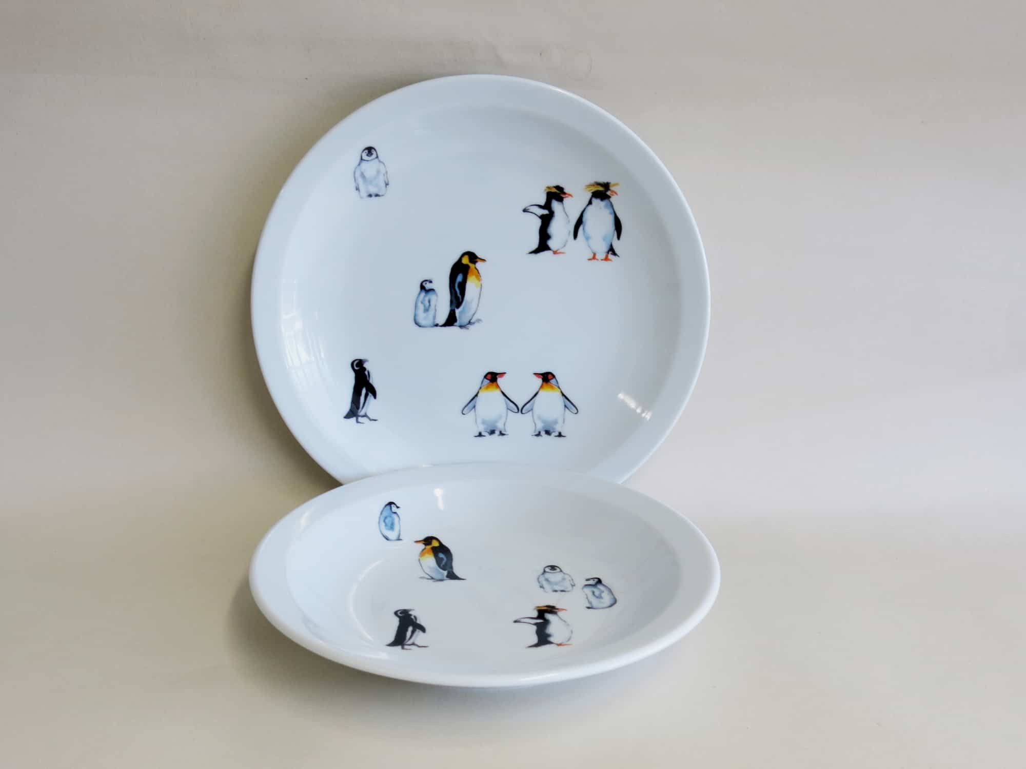 Frühstücksteller mit drolligen Pinguinmotiven, auch mit Namen