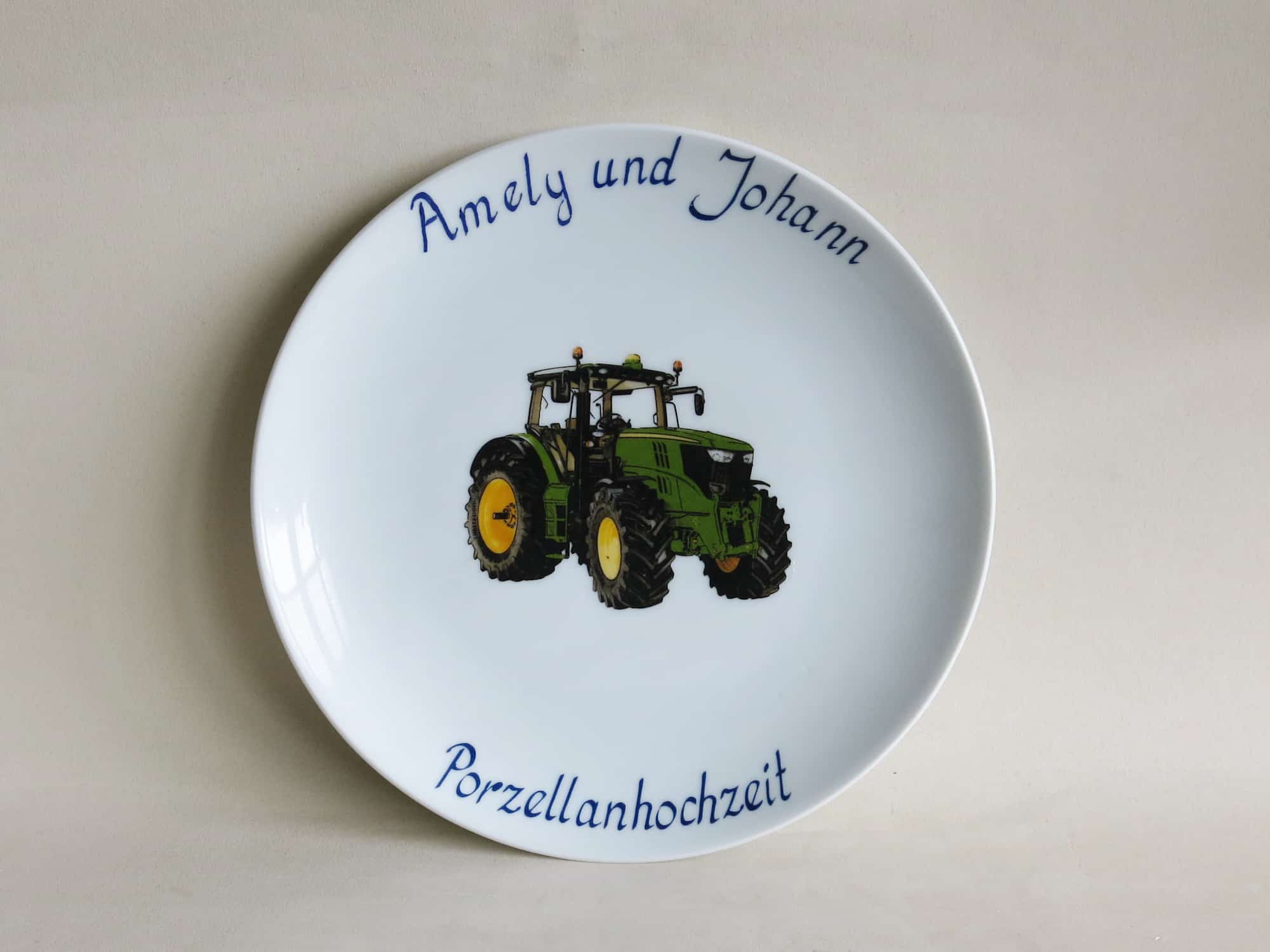 Hochzeitsteller Ole 24 cm zur Porzellanhochzeit mit Grünem Traktor